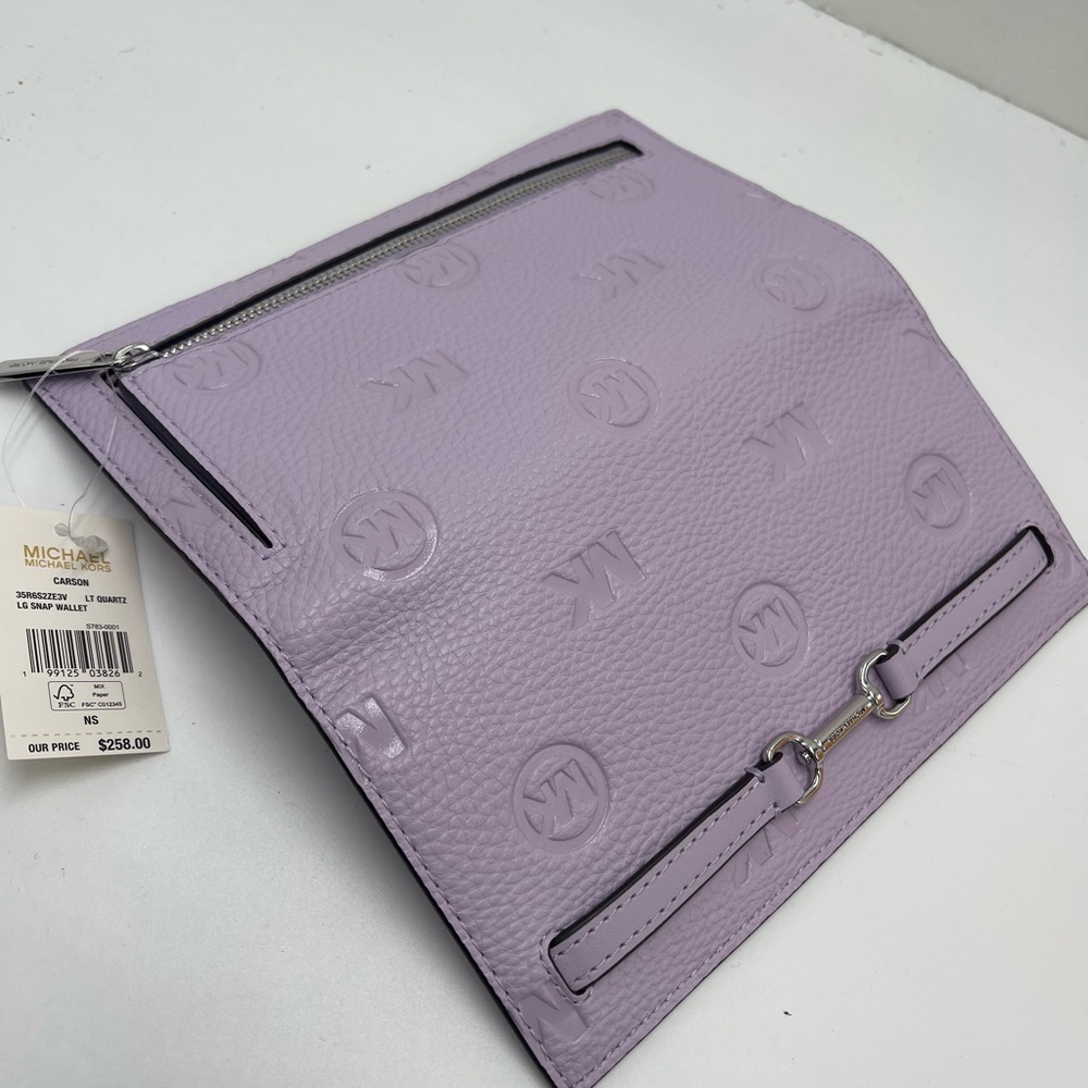 MICHAEL KORS Carson Large Logo Debossed Snap Wallet
Light Quartz 
NWT - Picture 9 of 16